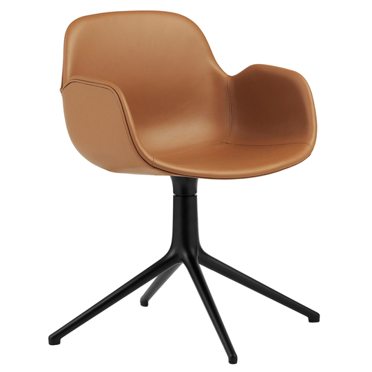 Normann Copenhagen Form Swivel 4L käsinojallinen tuoli, musta - brandy nahka Ultra